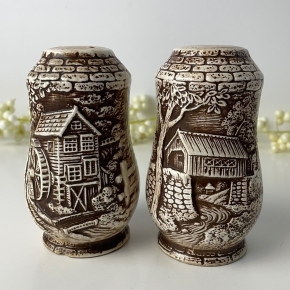 Vintage Country Charm Large Salt and Pepper Shakers - Picture 13 of 14